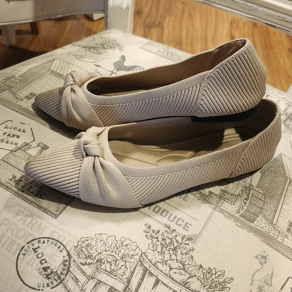 Womens Cream Pointed Toe Flats- Knit With Bow Knot Detail Sz 8 (Fit Big)